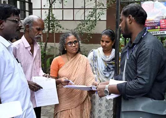எஸ்.ஐ.ஆர். பணிக்கு கூடுதல் ஊழியர்கள்: மாநில அரசுகளுக்கு சுப்ரீம் கோர்ட் உத்தரவு